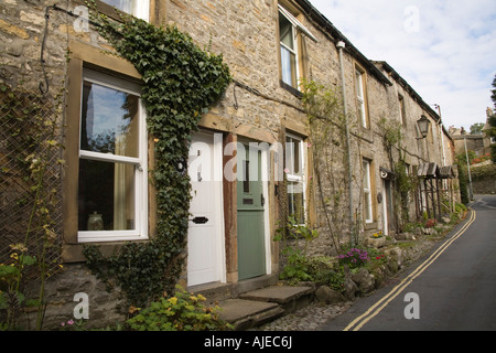 GRASSINGTON NORTH YORKSHIRE UK une rangée de beaux cottages avec portes avant ouvrant directement sur l'une des rues étroites Banque D'Images