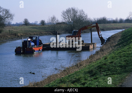 L'entretien de la rivière, de la rivière Witham, Tattershall, Lincolnshire, Royaume-Uni. Banque D'Images