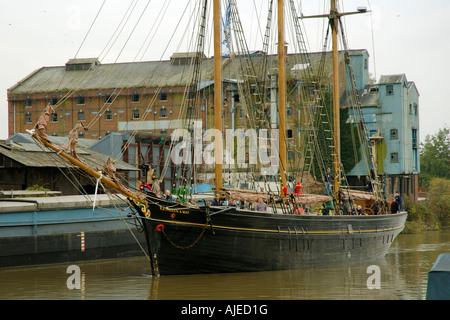 Kathleen peut Tallship à Gloucester Sharpness Canal par vieux frères nourriciers des tourteaux Mill Gloucester Tall Ships Festival 2007 Banque D'Images