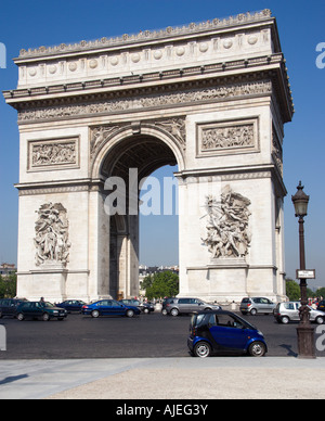 France Ile De France Paris Le trafic important autour de l'Arc de Triomphe de la Place Charles De Gaulle Banque D'Images