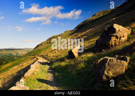 Angleterre Cumbria Lake District National Park un sentier public traversant le paysage sauvage de Glenridding Banque D'Images