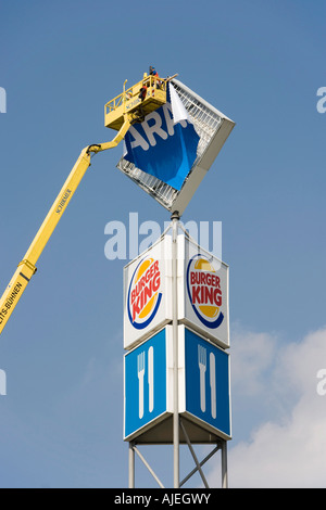 L'installation du logo d'ARAL à un service d'autoroute, avec une grue. Est le plus populaire d'ARAL entreprise pétrolière en Allemagne Banque D'Images