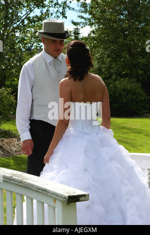 Un mariage mariée et le marié en face de l'autre debout sur un pont dans un parc très amoureux Banque D'Images