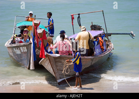 Visitors Board longue queue des bateaux sur la plage Ao Nang pour arriver rapidement à d'autres plages et stations balnéaires de Thaïlande Banque D'Images