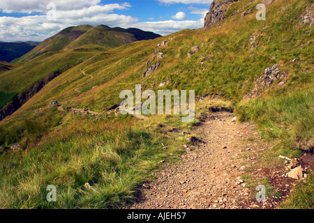 L'Angleterre, Cumbria, Parc National de Lake District. Un sentier public fonctionnant à travers les collines de Commune Patterdale Banque D'Images