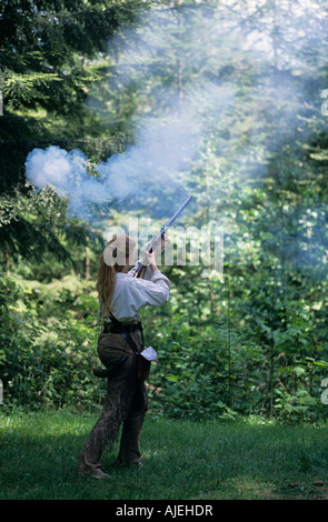 Fort Clatsop National Memorial Lewis et Clark ont hiverné reconstitution historique d'un colon tirant un mousquet Astoria Oregon USA Banque D'Images