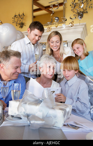 Grand-mère smiling at party avec toute la famille Banque D'Images