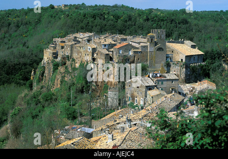 Calcata un village médiéval construit sur un rocher dans la vallée du Treja Banque D'Images