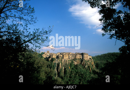 Calcata un village médiéval construit sur un rocher dans la vallée du Treja Banque D'Images