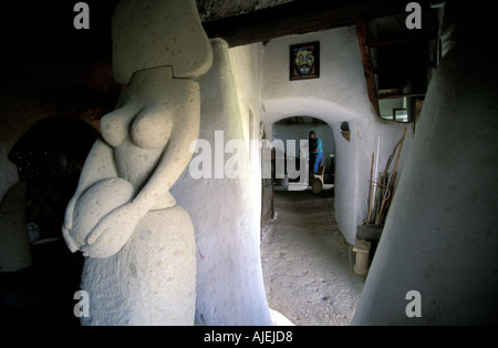 Calcata une sculpture de l'artiste Constantino Morosin dans sa caverne la forme des oeufs a une signification spirituelle Banque D'Images