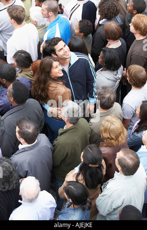 Couple face à l'autre façon de reste de foule, elevated view Banque D'Images