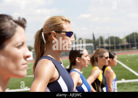 Les athlètes de sexe féminin la queue pour commencer la race, la tête et épaules Banque D'Images