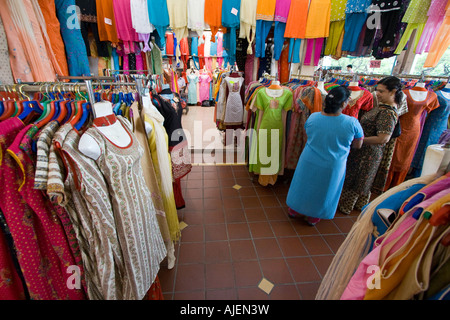 Sari coloré Magasin de vêtements de Little India à Singapour Banque D'Images