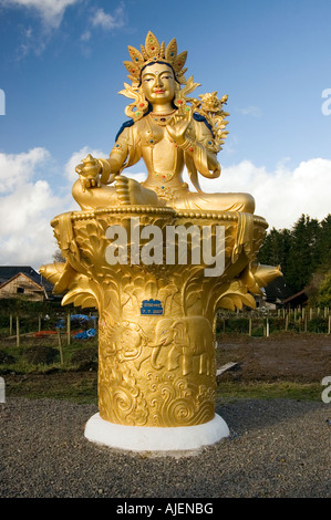 Statue Tara verte à Kagyu Samye Ling centre bouddhiste Tibétain Banque D'Images