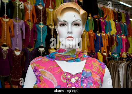 Sari coloré Magasin de vêtements de Little India à Singapour Banque D'Images