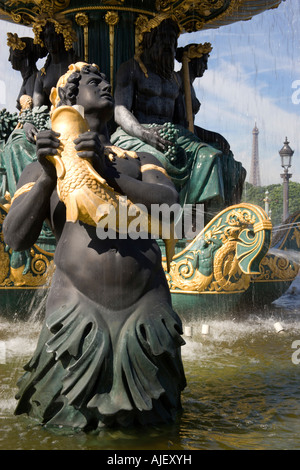 FRANCE Ile de France Paris Place de la Concorde Fontaine des mers La fontaine des mers et la Tour Eiffel à distance Banque D'Images