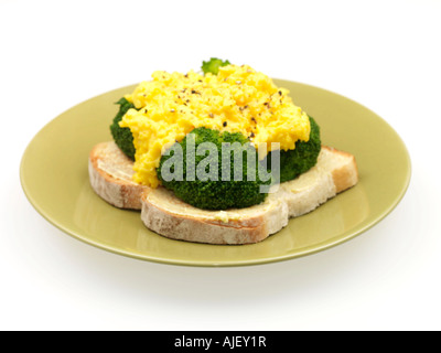 Le brocoli et œufs brouillés sur toast Banque D'Images