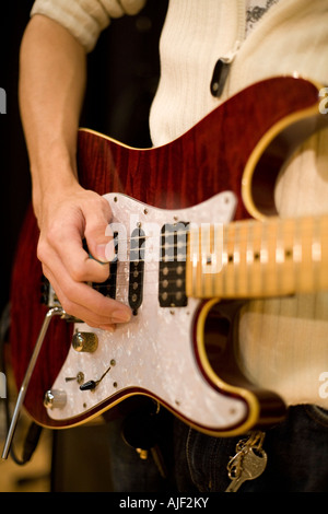 Jeune homme jouant de la guitare électrique Banque D'Images