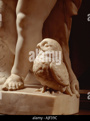 Détail de l'Owl à la base d'une statue en marbre d'un chérubin de la longue galerie au château de Powis Powys Pays de Galles Banque D'Images