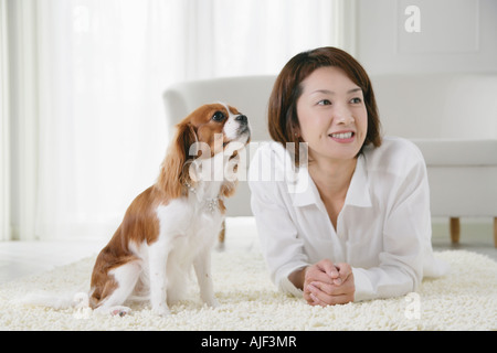 Jeune femme et Cavalier King Charles Spaniel Banque D'Images