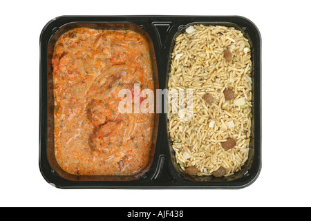 Curry aux micro-ondes dans un bac en plastique d'un fond blanc Banque D'Images