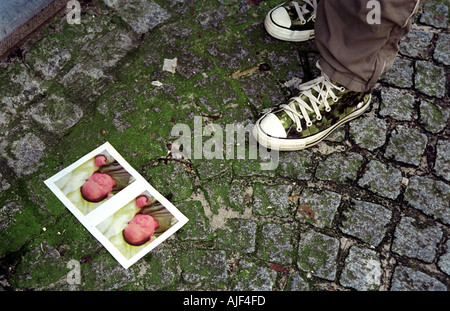 Photo de photo d'un bébé couché sur le sol à proximité d'un service de Banque D'Images