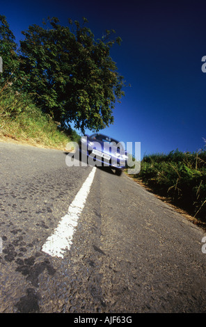 Low angle view of voiture roulant le long de routes de campagne, UK Banque D'Images