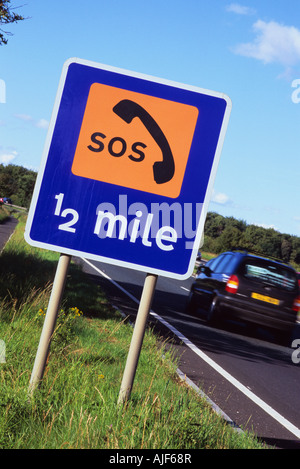 Le trafic passant signer informer les conducteurs de SOS téléphone à l'avance en cas de panne A64 York Yorkshire UK Banque D'Images