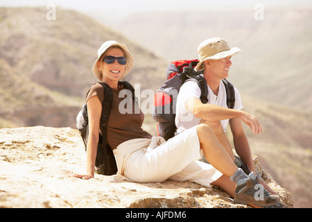 Randonnées couple sitting on mountain Banque D'Images