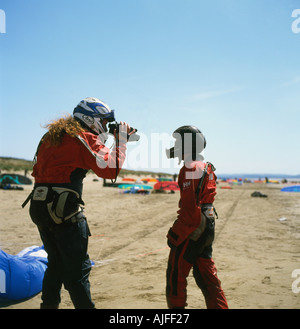 Les gens en kite buggy pignon avec caméra vidéo filmer à Pembrey Sands Carmarthenshire South Wales UK KATHY DEWITT Banque D'Images