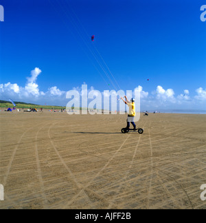 Kite Surf à Pembrey Sands dans Carmarthenshire, Pays de Galles, UK KATHY DEWITT Banque D'Images