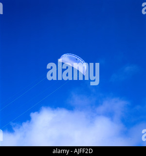 Un cerf-volant dans un ciel bleu à Pembrey Sands dans Carmarthenshire South Wales UK Banque D'Images