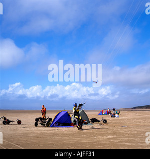 Kite buggy à Pembrey Sands dans Carmarthenshire South Wales UK KATHY DEWITT Banque D'Images