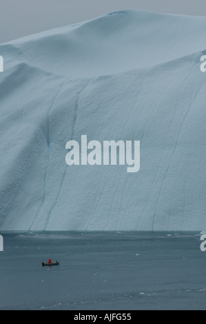 Les Inuits à la recherche de phoques dans le fjord de glace d'Ilulissat au Groenland à Banque D'Images