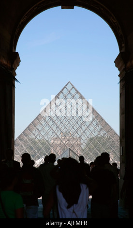 France Ile De France Paris foules touristiques passent par l'arc de l'aile Sully du musée du Louvre Museum Art Gallery Banque D'Images