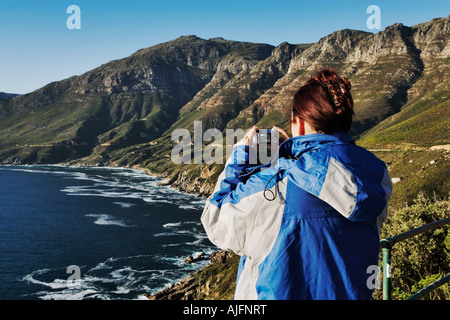 De tourisme de prendre une photo de la vue imprenable sur l'océan Atlantique en direction de Chapmans Peak drive Cape town Banque D'Images