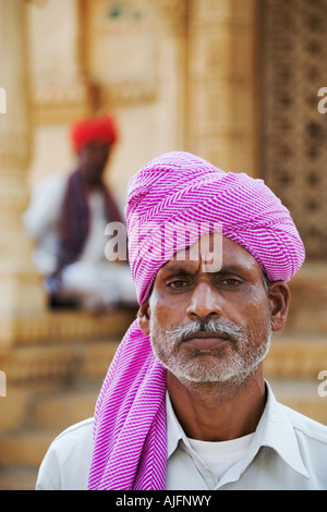 Portrait d'homme en turban Rajasthani turbans colorés sont usés pour embellir le visage et reconnaître la cast Banque D'Images