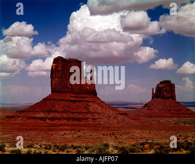 Monument Valley Navajo Tribal Park dans Northernb Arizona avec ses buttes et paysage spectaculaire rouge Banque D'Images