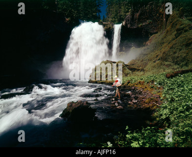 Sahalie Falls pêcheur sur le cours supérieur de la rivière McKenzie dans la forêt nationale de Willamette en Oregon Banque D'Images