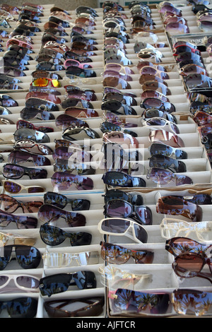 Lunettes de soleil designer contrefaits en vente à Alghero, Sardaigne, Italie Banque D'Images