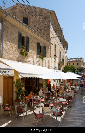 Café dans la vieille ville, Alcudia, Mallorca, Espagne Banque D'Images