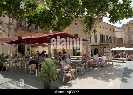 Restaurant dans la Plaza Mayor (place principale) dans la vieille ville de Pollença (Pollença), Côte Nord, Mallorca, Espagne Banque D'Images