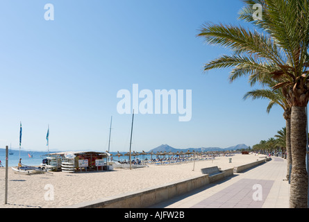 La principale plage et promenade du bord de mer à Puerto Pollensa, Majorque, la côte nord de l'Espagne Banque D'Images