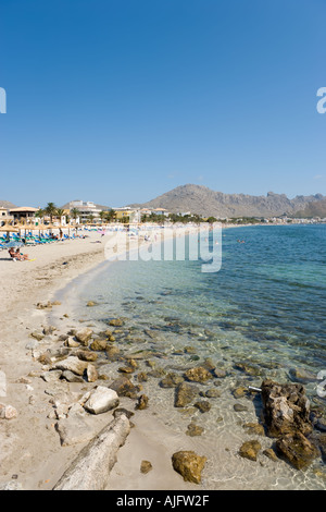 Plage principale à Puerto Pollensa, Majorque, la côte nord de l'Espagne Banque D'Images