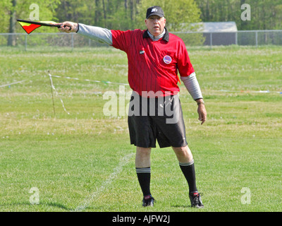 Juge arbitre avec son drapeau rouge à un match de soccer Girls High School Banque D'Images