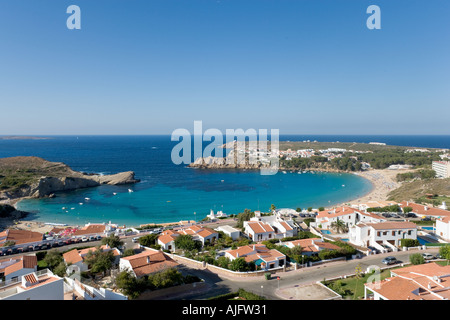 Le développement moderne et de la plage de Arenal d'en Castell, Minorque, Espagne Banque D'Images