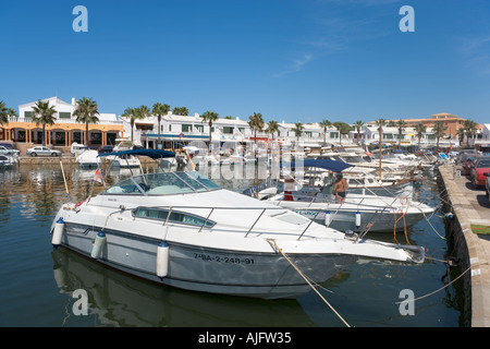 Les bateaux de plaisance dans le port de Cala'n Bosch, Minorque, Iles Baléares, Espagne Banque D'Images