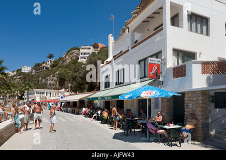 Café-bar en bord de mer à Cala'n Porter, Minorque, Espagne Banque D'Images