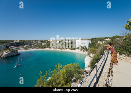 Vue sur la plage de Cala Galdana, Minorque, Iles Baléares, Espagne Banque D'Images