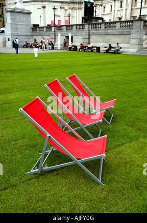 Chaises longues sur la pelouse nouvellement posées pendant les "Visiter Londres" événement à Trafalgar Square London Banque D'Images